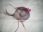 Re. 012.. Broche sombrero gris y rosa magenta  de goma Eva