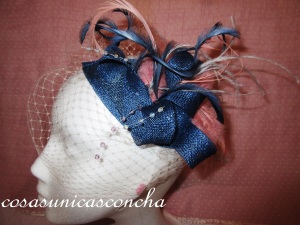 Re. 063 Tocado azul y rosa palo con velo de novia de topos