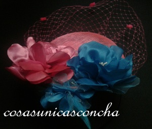 R. 066 Tocado rosa fussia y flores azules