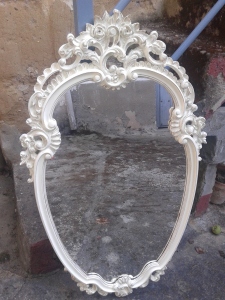 El espejo ya limpio, pintado y restaurado