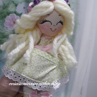 MuñMuñequita de trapo felizeca de trapo, realizada completamente amano, carita pintada a mano, con el pelo de lana y corona de flores adornando,tiene un gran bolsillo en el vestido